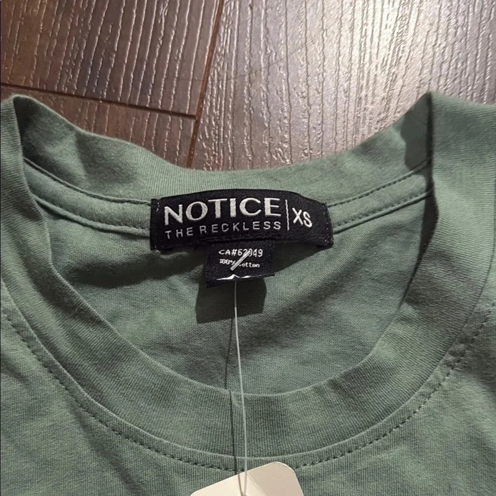 Green Fitted Crew Neck Long Sleeve Tee - Picture 2 of 3